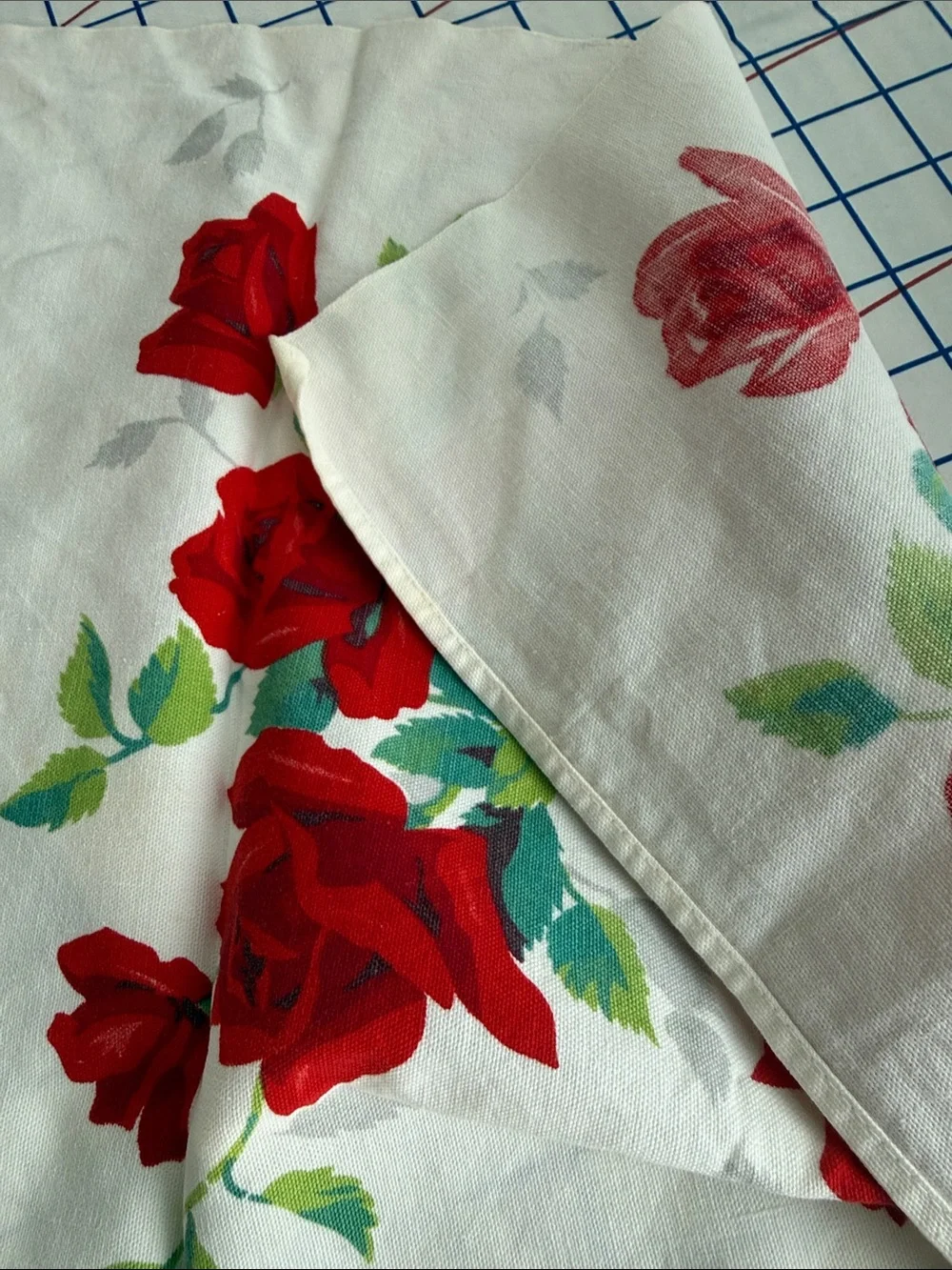 Vintage Red Rose Floral Tablecloth 44” Square Cotton Cottage Farmhouse